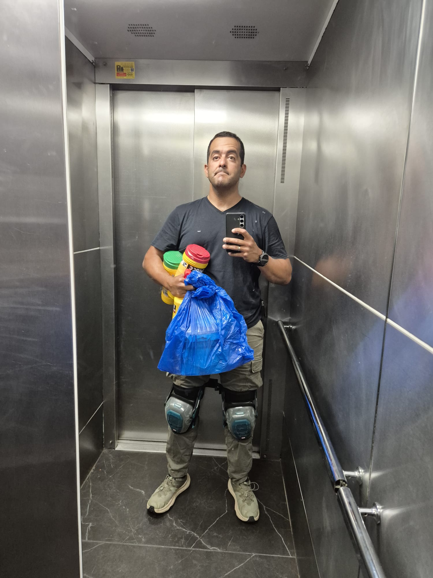עידו עם ציוד מקצועי בדרך לעבודה